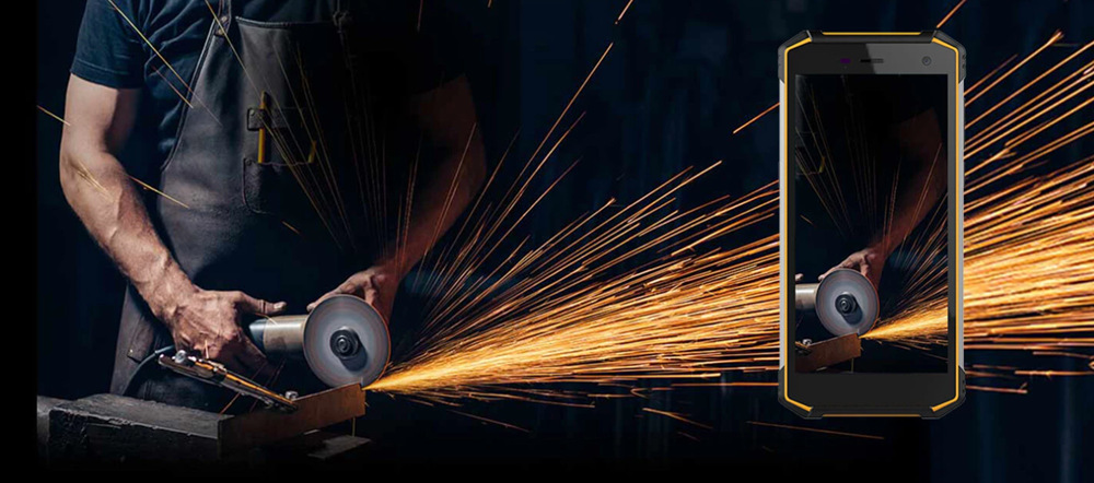 Mobilní telefon myPhone Hammer Energy X2 6 GB / 128 GB černý/oranžový Odolný telefon myPhone Hammer Energy X2 na obrázku kde muž řeže frézou