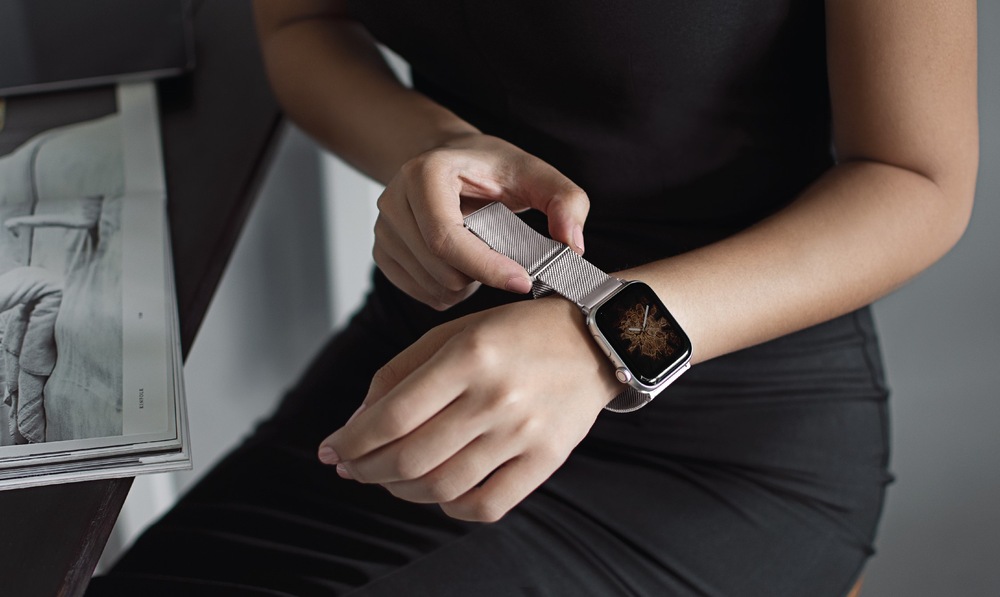 Řemínek Uniq Dante na Apple Watch 38/40/41mm stříbrný Řemínek Uniq Dante na Apple Watch 38/40/41mm stříbrný