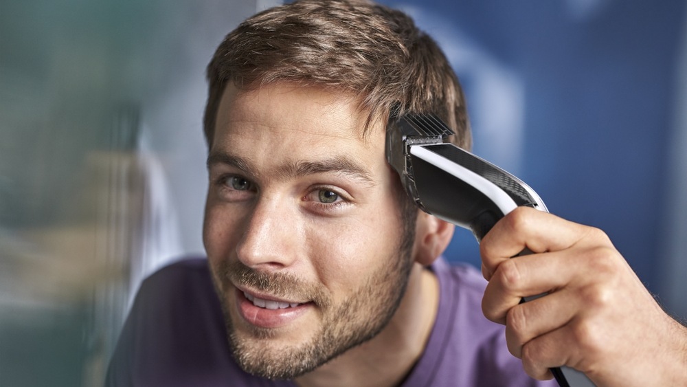 Muž si upravuje vlasy zastřihovačem vlasů Philips HC5610/15 Series 5000