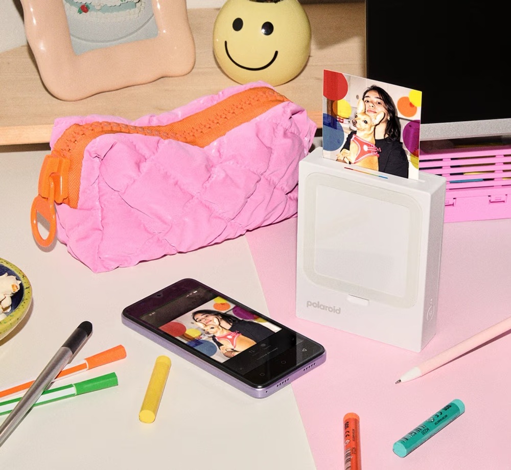 Fototiskárna Polaroid Hi-Print 3x3 Pocket Photo Printer (60 ks) bílá Smartphone s editorem fotografií a fototiskárna Polaroid Hi-Print s vytisknutou fotkou z aplikace