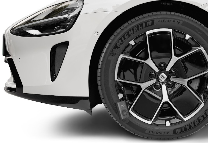 Kompresor Xiaomi Mijia Compact Portable připojený k ventilku automobilové pneumatiky