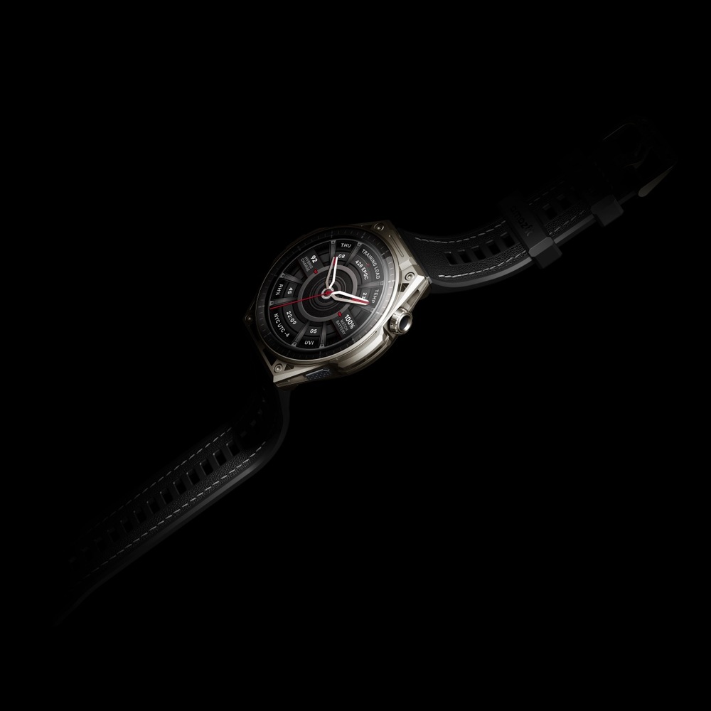 Pohled ze strana na chytré hodinky Amazfit na černém pozadí
