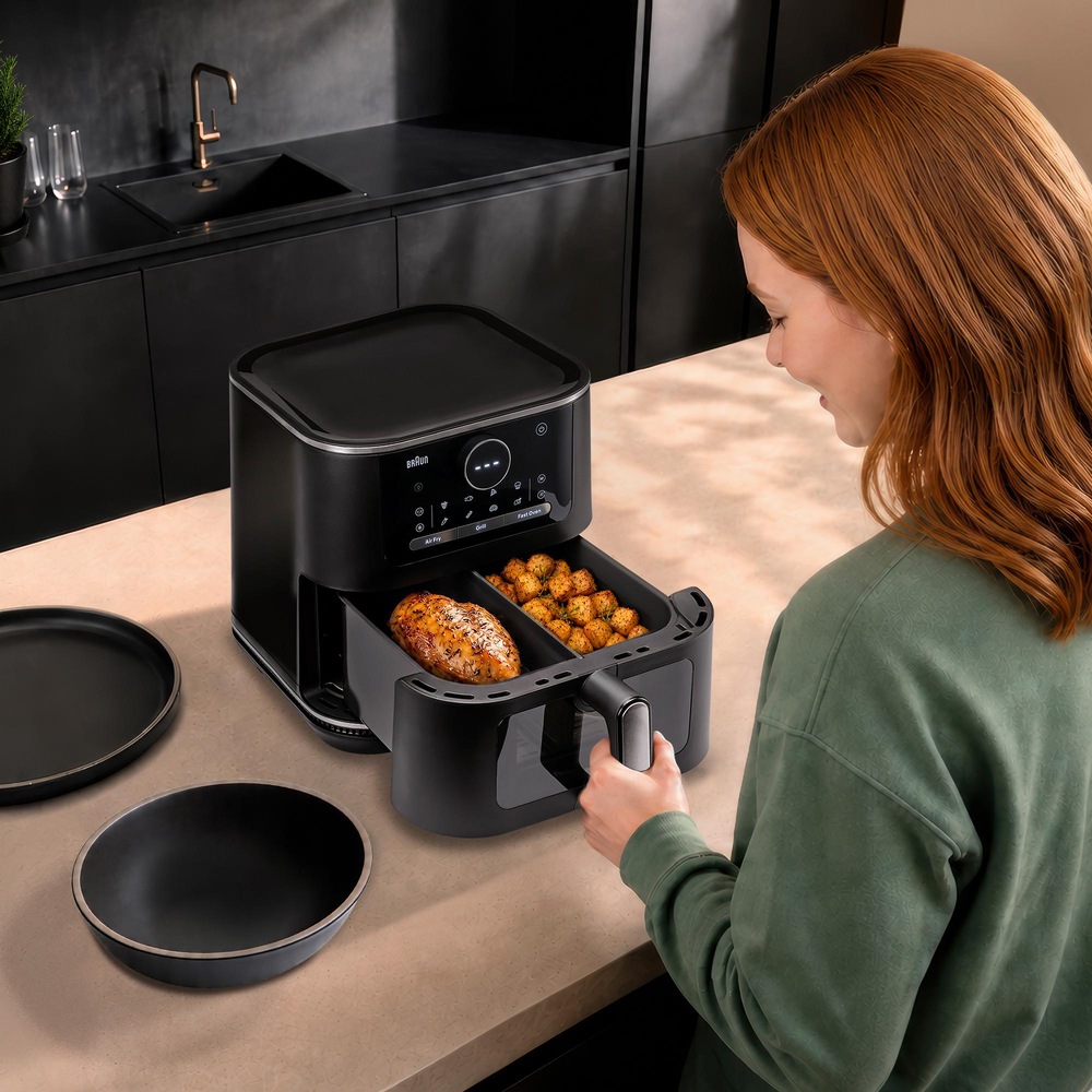 Fritéza horkovzdušná Braun MultiFry 7 HF7076BK černá Žena vysouvá nádobu z fritézy Braun Multifry 7 HF7076BK