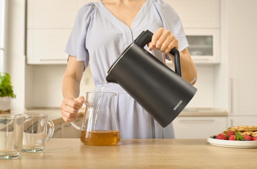 Rychlovarná konvice Sencor SWK 0551BK černá Žena používající varnou konvici Sencor SWK 0551BK o objemu 1,7 l