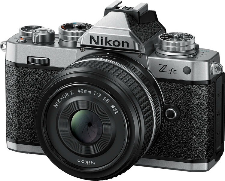Fotoaparát s nasazeným objektivem Nikon NIKKOR Z 40 mm f/2 (SE)