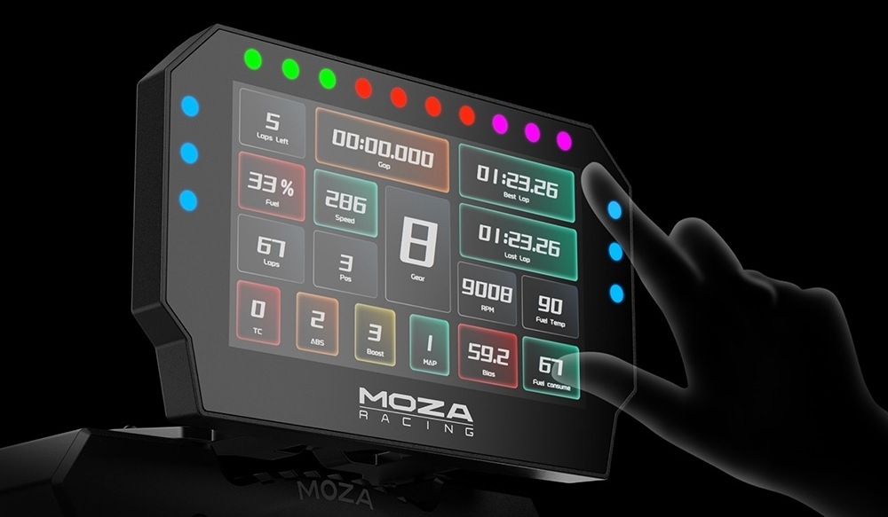 Displej Moza Racing CM2 hliník Ruka uživatele interaguje s digitálním displejem Moza Racing, který na černém pozadí zobrazuje barevné indikátory a závodní statistiky, jako je rychlost, kola a výbava.