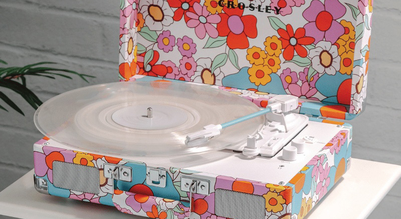 Gramofon Crosley Cruiser Plus vícebarevný Funkce Pitch Control umožňuje jemné doladění otáček pro přesnější a vyvážené přehrávání vinylu.