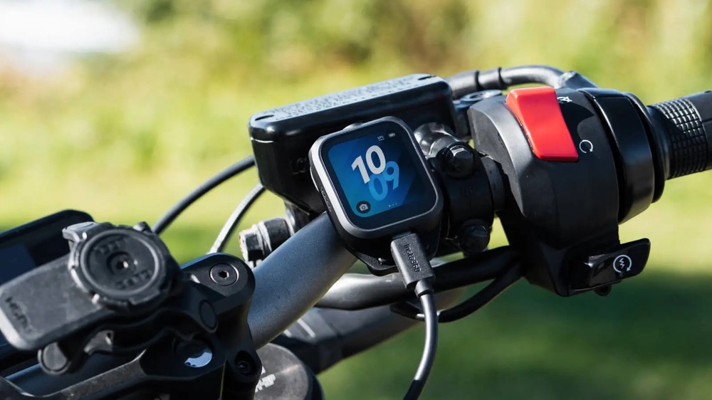 Dálkový ovladač Insta360 GPS/MIC černý Dálkový ovladač Insta360 GPS/MIC připevněný na řídítkách motocyklu se nabíjí přes USB-C