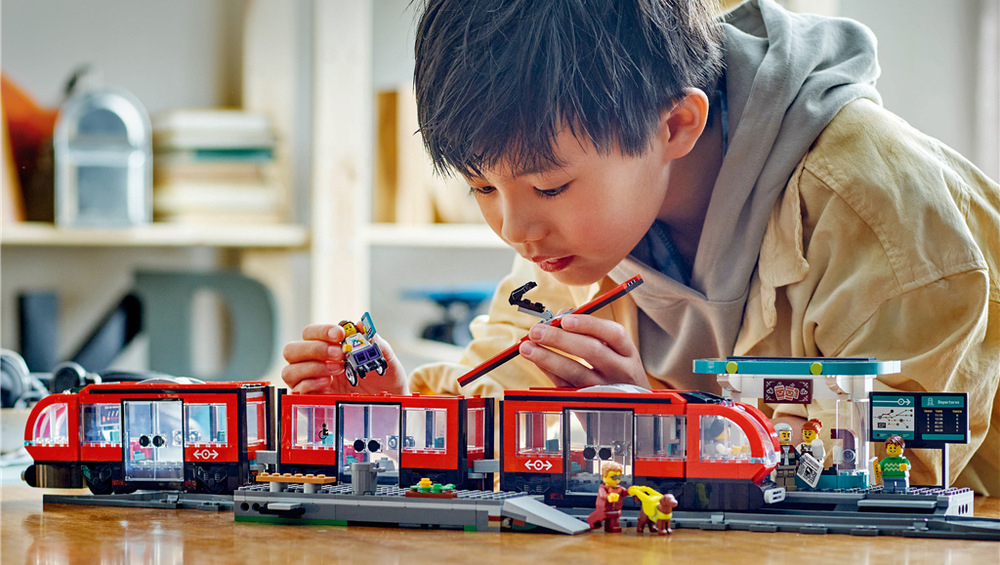 Stavebnice LEGO® City 60423 Tramvaj a zastávka v centru města Zastávka s rampou, informačním displejem, kavárnou a plošinami přináší do hry další možnosti a příběhy.