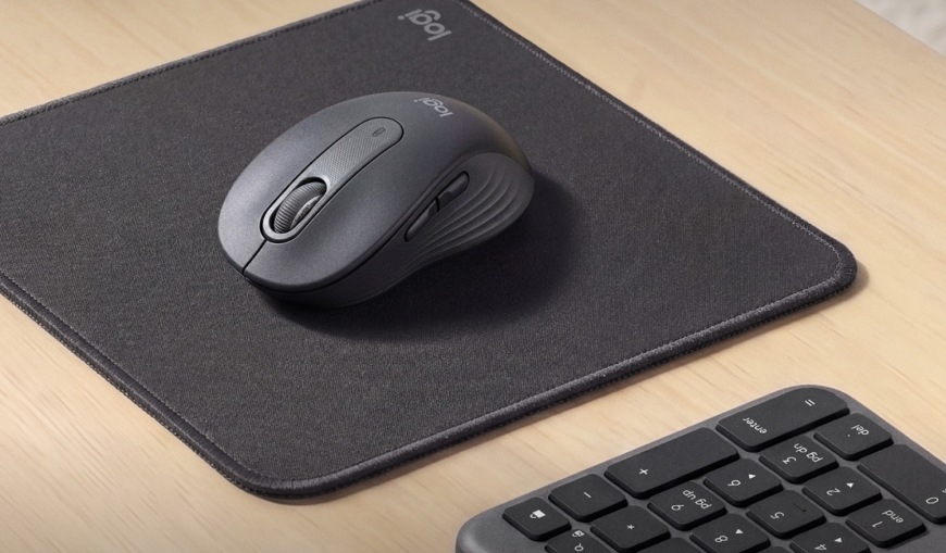 Myš Logitech Signature M650 + podložka Mouse Pad Studio grafitová Myš Logitech Signature M650 a podložka Mouse Pad Studio na pracovní desce