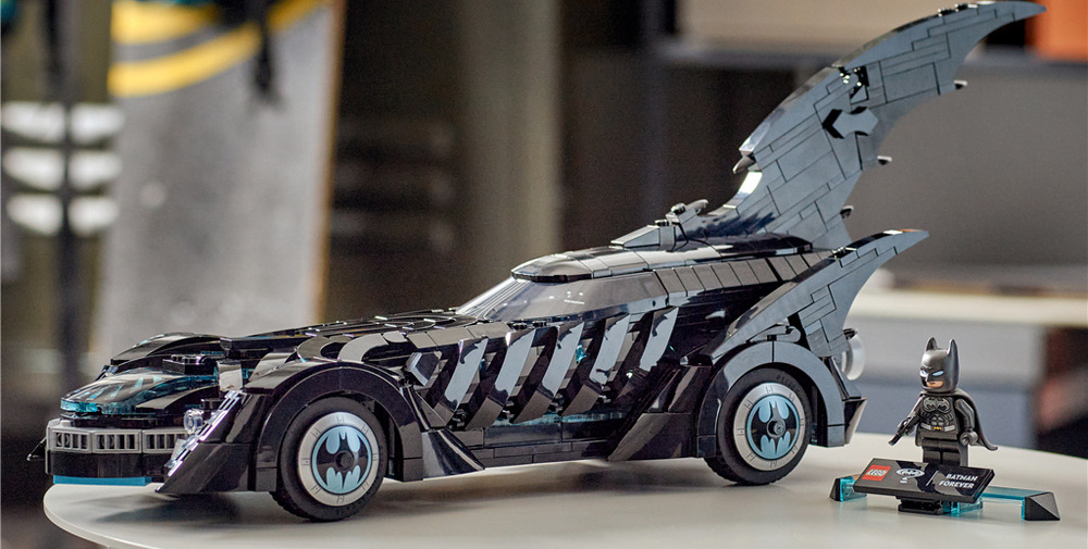 Stavebnice LEGO® DC Batman™ 76304 Batman navždy™ Batmobil Devět set devět dílků nabízí zkušenějším stavitelům od 12 let rozsáhlejší projekt s interaktivním 3D návodem.