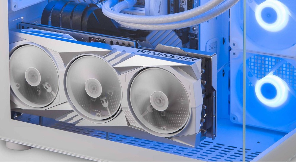 Elegantní, moderní počítačová sestava je vybavena grafickou kartou GeForce RTX se třemi velkými chladicími ventilátory. Skříň vydává uklidňující modré světlo, které evokuje hi-tech sofistikovanost.