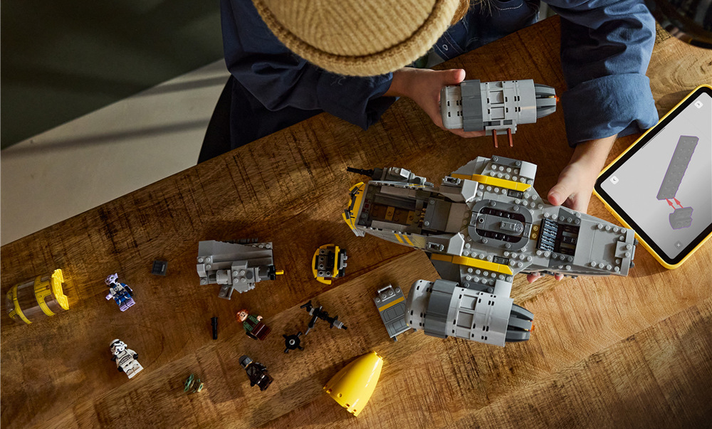 Stavebnice LEGO® Star Wars™ 75447 Razor Crest™ Mandalorian a jeho společníci – Mandalorian, Grogu a další postavy umožní dětem rozehrát vlastní vesmírná dobrodružství.