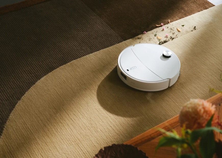 Vysypané nečistoty na koberci a silný vysavač Roborock Qrevo Edge 2 Pro