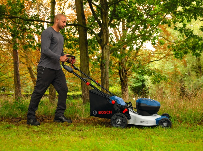 Akumulátorová sekačka Bosch Professional GRA 18V2-46SP při sečení trávy na zahradě