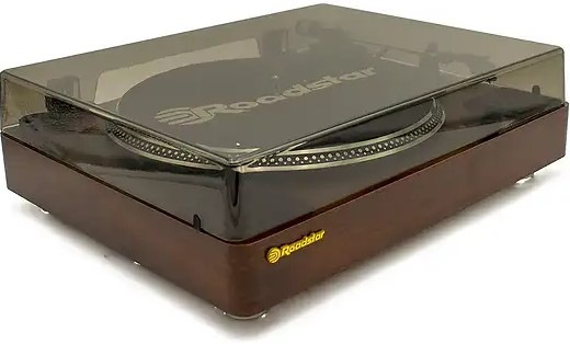 Gramofon Roadstar TT-260SPK  je přiklopený víkem, díváme se na něho zboku.