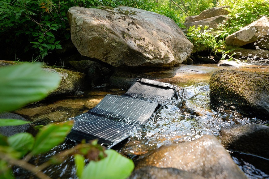 Solární panel EcoFlow v řece