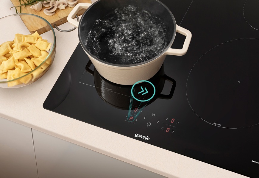 Na indukční varné desce Gorenje GI6431BFG se vaří voda za pomocí funkce PowerBoost.