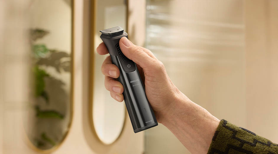 Zastřihovač multifunkční Philips Series 9000 MG9690/30 + Philips OneBlade na tvář černý Muž drží v ruce zastřihovač