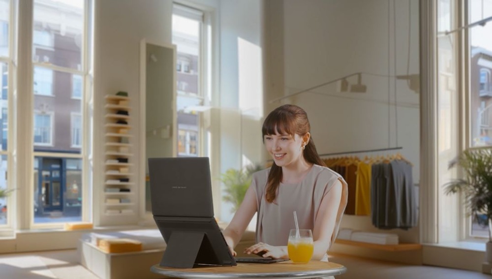 Žena sedí před notebookem Asus Zenbook Duo (2026)