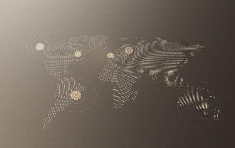 Stylizovaná mapa světa v tlumených barvách znázorňující globální propojení a datové body napříč kontinenty.