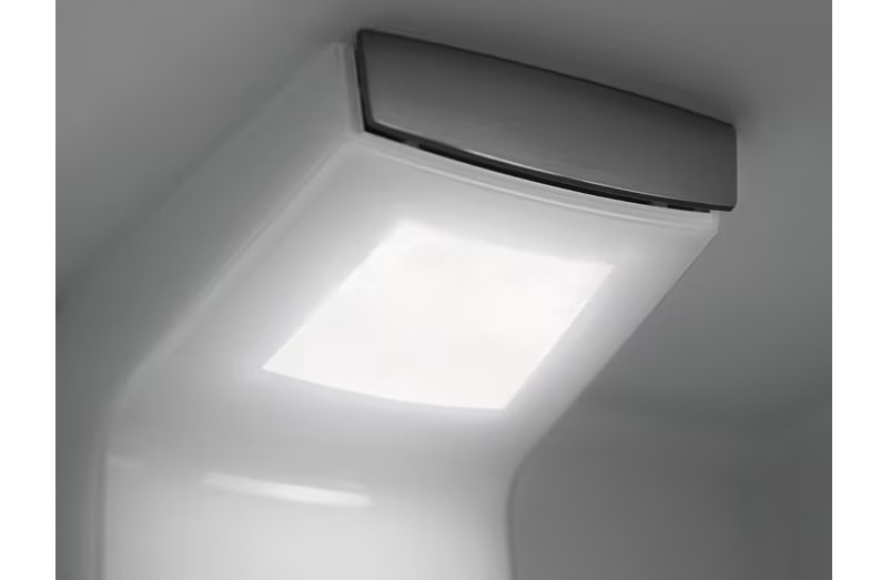 LED osvětlení lednice AEG.