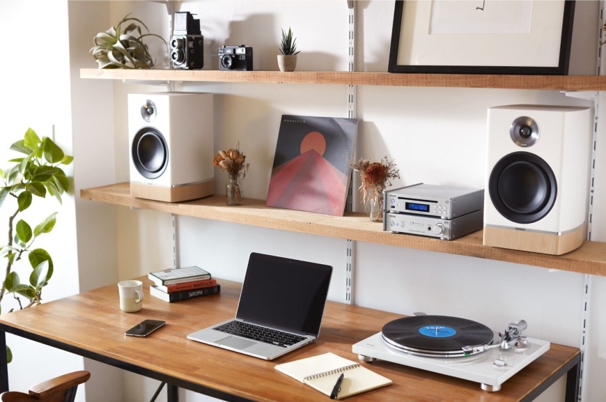 CD přehrávač Teac PD-301DAB-X stříbrný Kancelářský stůl s gramofonem a policemi, na nichž jsou reproduktory a CD přehrávač Teac PD-301DAB-X