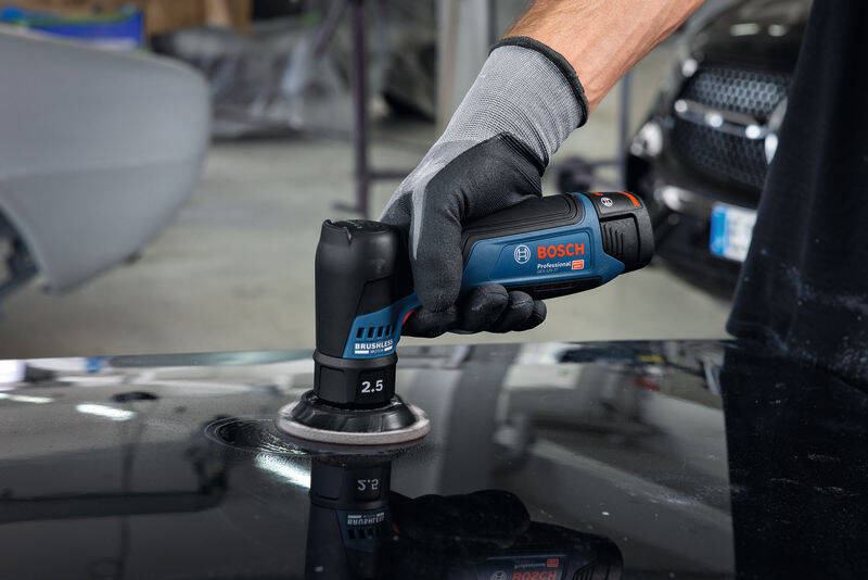 Excentrická bruska Bosch Professional GEX 12V-77 (bez baterie) Detail ruční práce s excentrickou bruskou Bosch při leštění laku auta v dílně