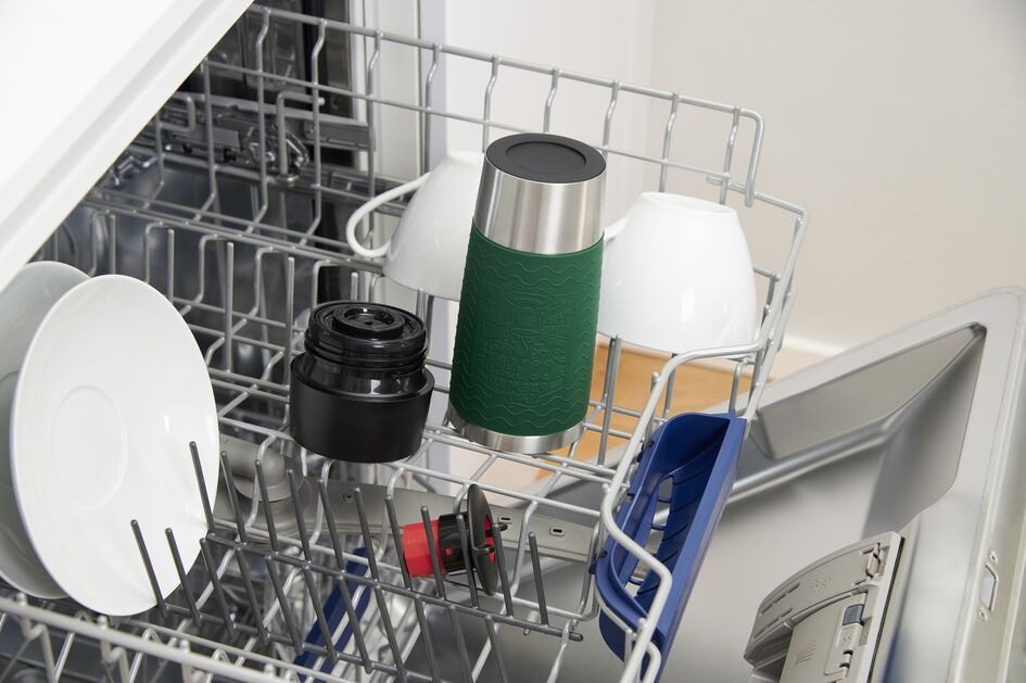 Termohrnek Tefal N2021510 Travel Mug Essential uložený v myčce nádobí