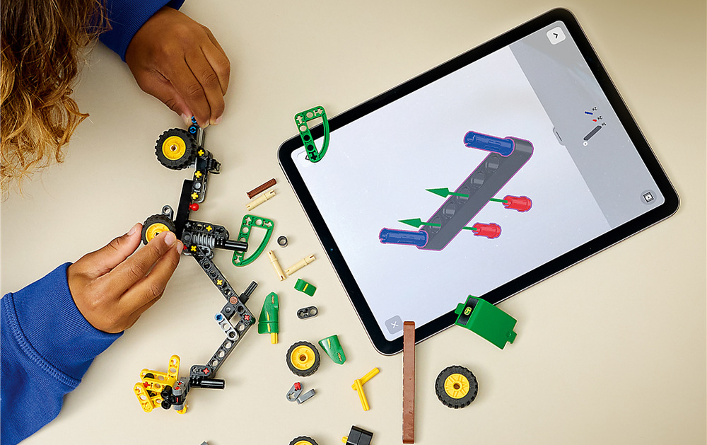 Stavebnice LEGO® Technic 42218 Kombajn John Deere 1470H Otočné rameno s drapákem ukazuje dětem principy zvedání a přenášení nákladu pomocí pohyblivých mechanismů