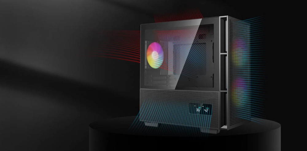 Elegantní, moderní počítačová skříň s průhledným bočním panelem, který odhaluje vnitřní RGB osvětlení. Barevné linie proudění vzduchu indikují chlazení, na přední straně je digitální displej.