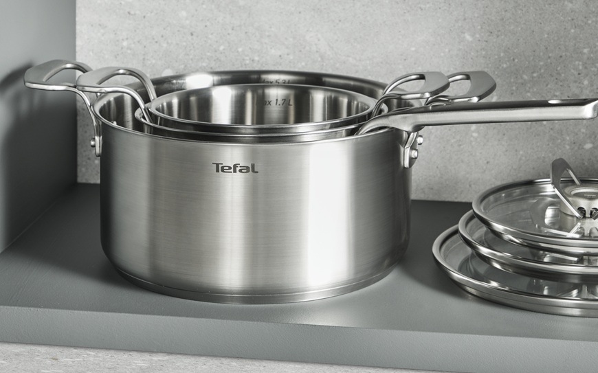 Rendlík značky Tefal je položený na šedé kuchyňské lince.