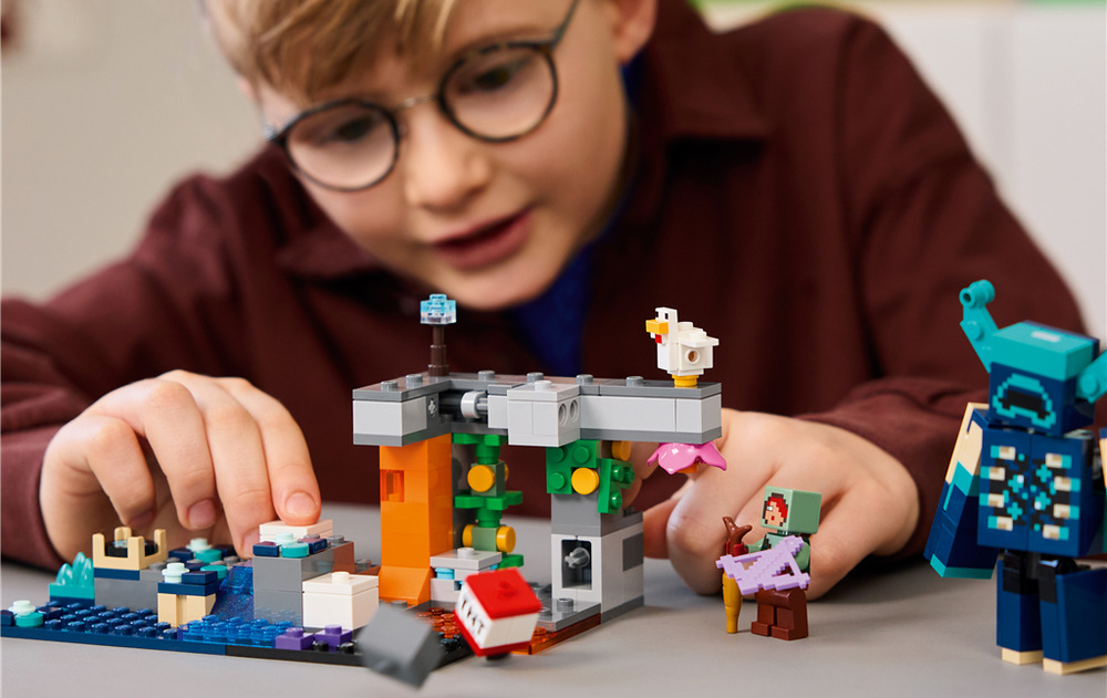 Zarostlá jeskyně z Minecraftu nabízí dětem od 7 let prostředí pro vlastní mise, stavění a dobrodružné příběhy.