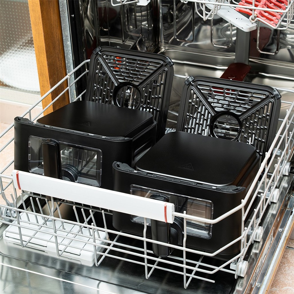 Fritéza horkovzdušná Tesla AirCook DualZone Q670 XXL černá Vyjímatelné díly horkovzdušné fritézy Tesla AirCook DualZone Q670 XXL ve vysunutém koši myčky.