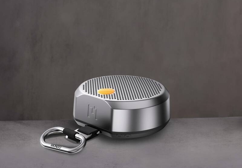 Přenosný reproduktor Mondo Speaker Small šedý Kompaktní reproduktor Mondo Speaker Small s praktickou karabinou na přenášení