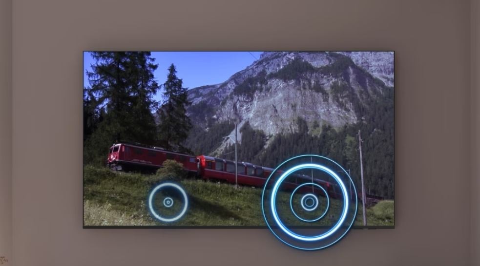 Televize Samsung The Frame QE65LS03H televize Samsung, je na ni obraz jednouciho vlaku a znazorněná technologie zvuku, které se přizpusobí obrazu