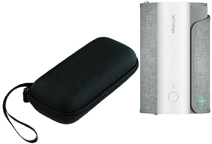 Withings BPM Connect s cestovním pouzdrem.