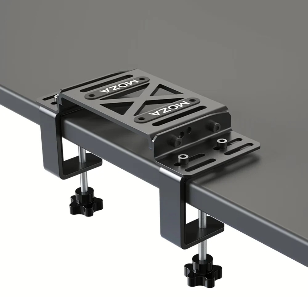 Svorky Moza Racing Table Clamp - R5/R9/R12 ocel Kovová svorka s logem Moza připevněná k okraji stolu. Elegantní černý design je vybaven nastavitelnými knoflíky pro pevné uchycení.