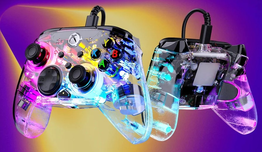 Gamepad Turtle Beach Afterglow Wired RGB, XBOX X/S, XBOX One, PC průhledný Stylový gamepad Turtle Beach Afterglow Wired RGB s barevnými segmenty je zobrazen z přední i zadní části.