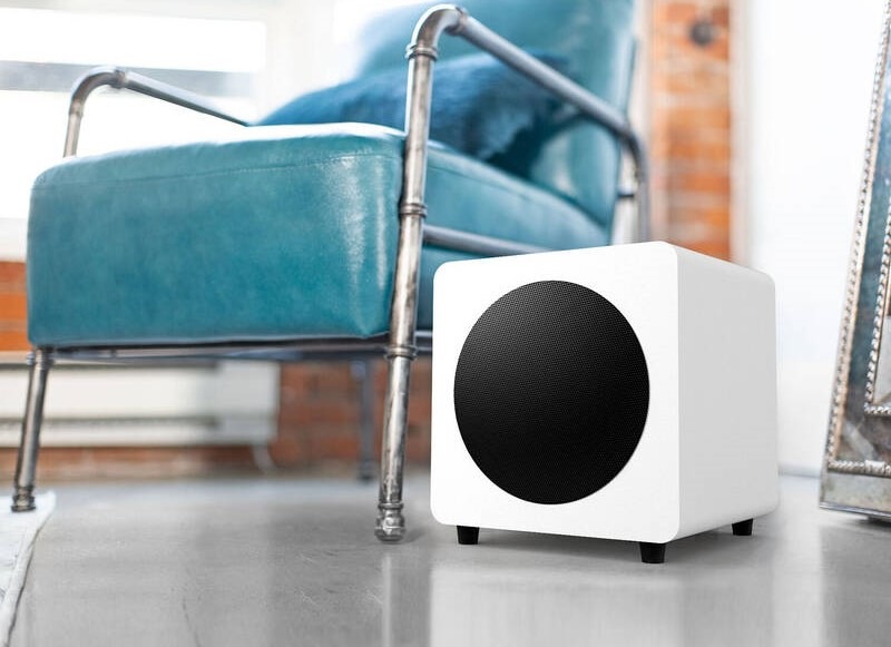 Subwoofer Kanto SUB8 bílý Minimalistický design subwooferu vyniká vedle elegantního křesla.