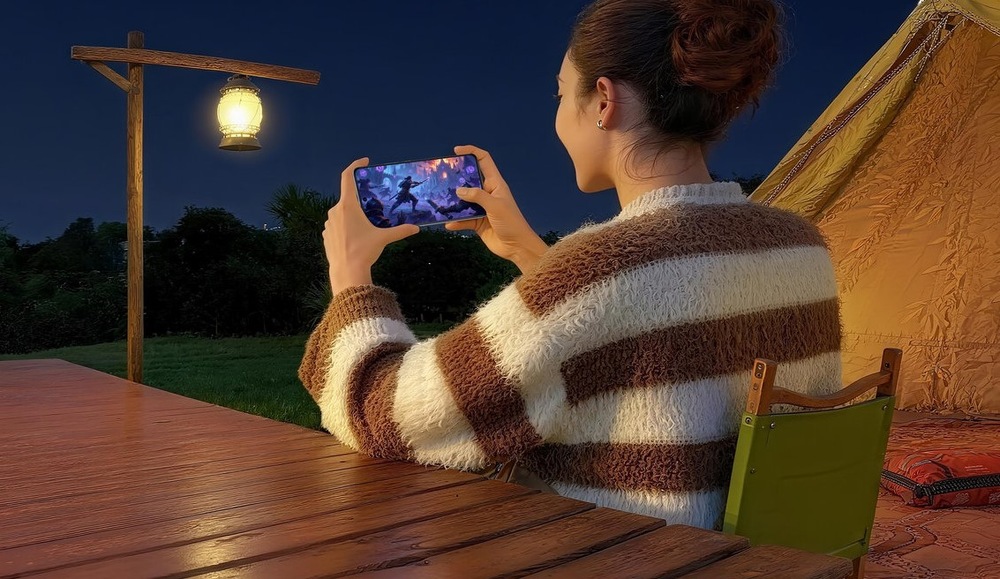 Mobilní telefon vivo V70 Lite 5G 6 GB / 256 GB černý žena drží v ruce mobilní telefon Vivo V70 Lite 5G 6 GB/256 GB, na kterém i ve tmě hraje hry, viditelnost a čitelnost displeje je skvělá za každé situace