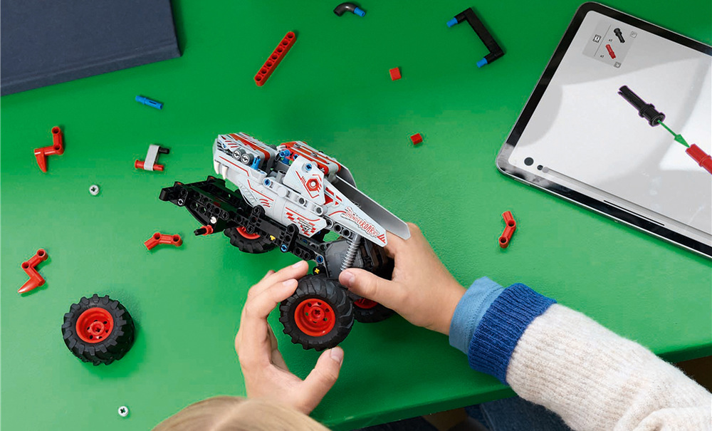 Stavebnice LEGO® Technic 42200 Monster Jam™ ThunderROARus™ s natahovacím motorem Model přibližuje dětem fungování natahovacího mechanismu a umožňuje jim při stavění poznávat základy techniky.