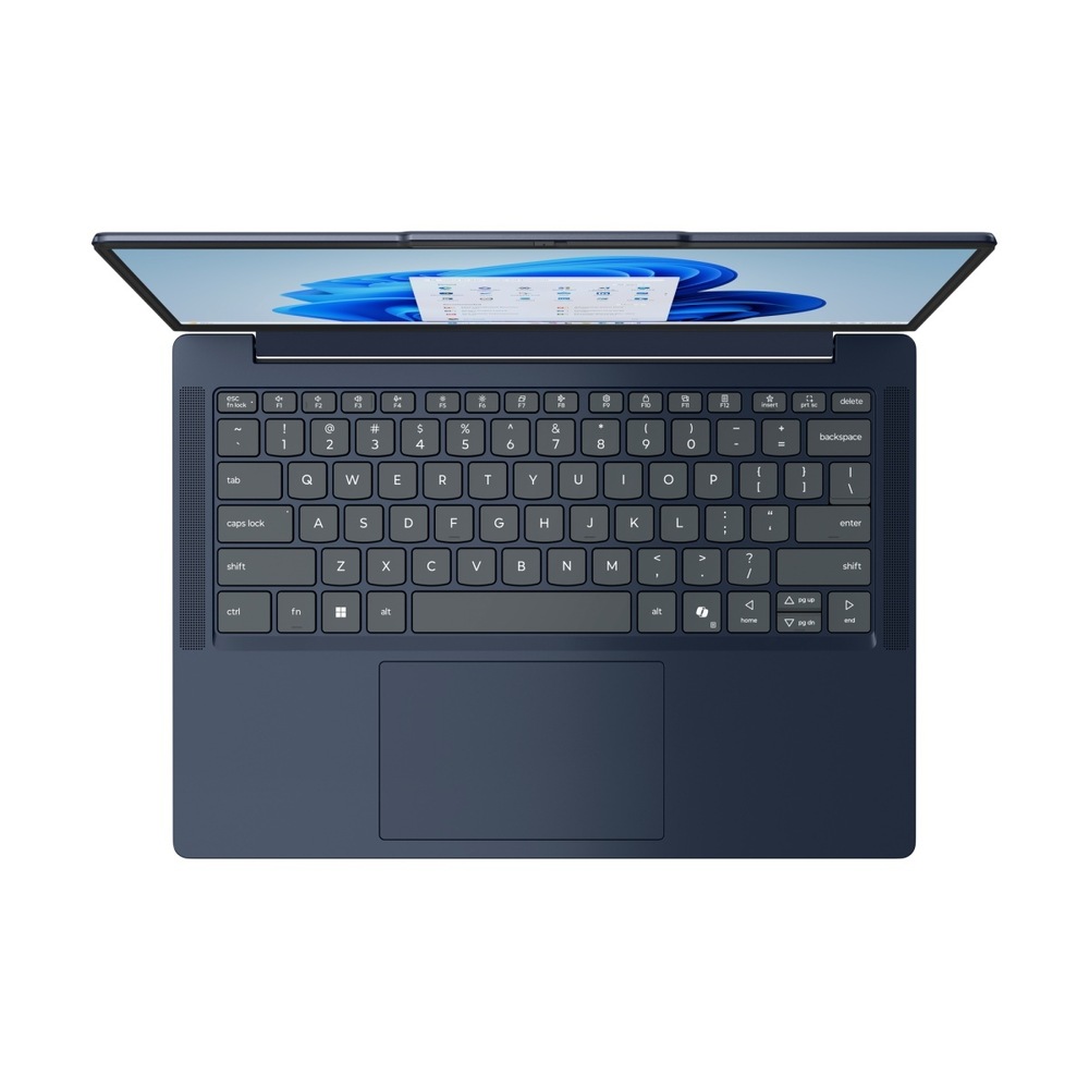 Pohled shora na notebook Lenovo, kde je vidět celé uspořádání klávesnice.