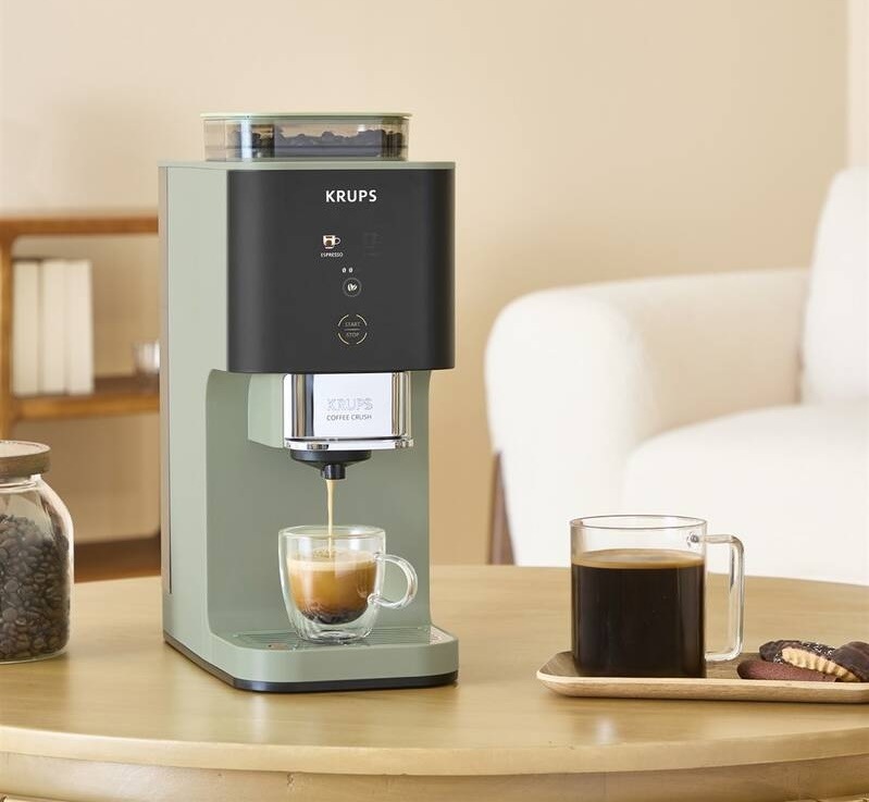 kávovar Krups Coffee Crush SA401LE0 při přípravě kávy s integrovaným mlýnkem a zásobníkem na zrnka na horní straně