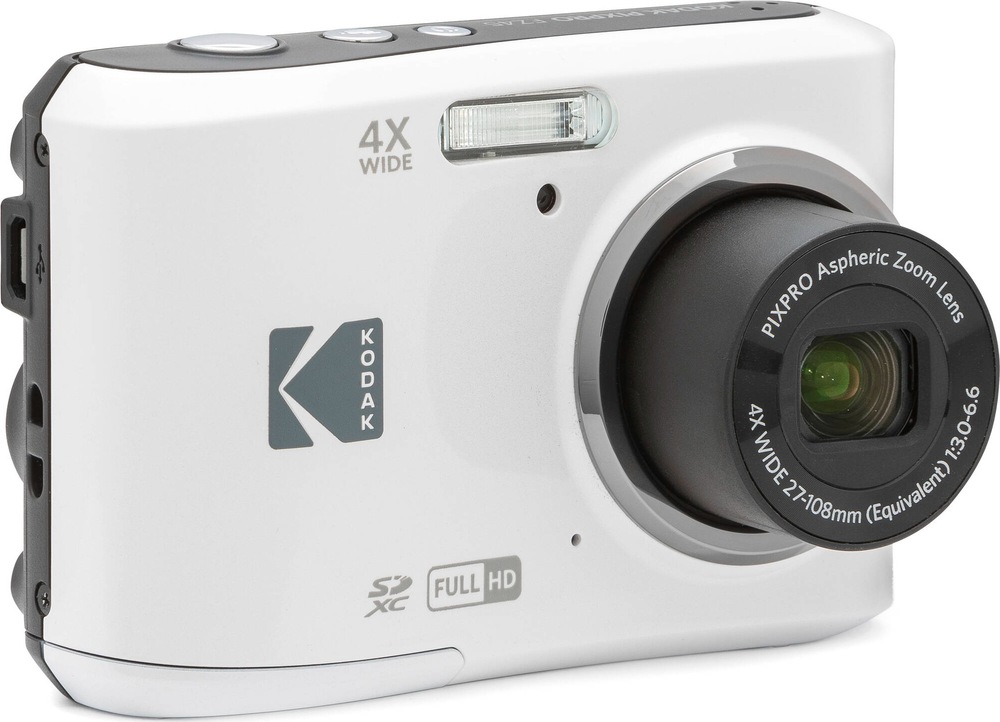 Kompaktní fotoaparát Kodak PIXPRO FZ45 s vysunutým objektivem v pohledu šikmo zepředu