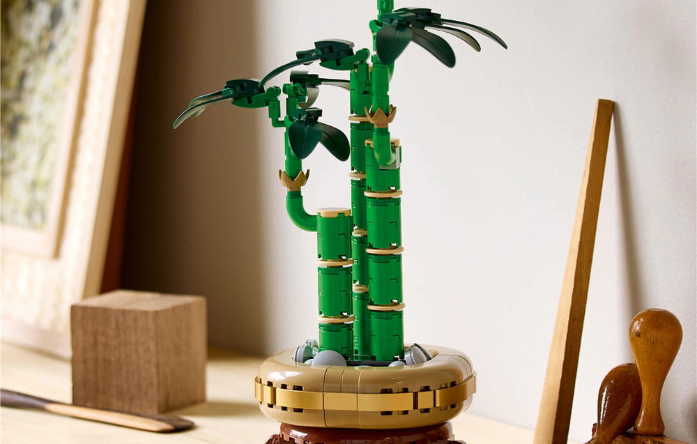 Stavebnice LEGO® Botanicals 10344 Bambus štěstí Bambus můžete kombinovat s dalšími rostlinami LEGO Botanicals a stavění si usnadnit aplikací LEGO Builder.