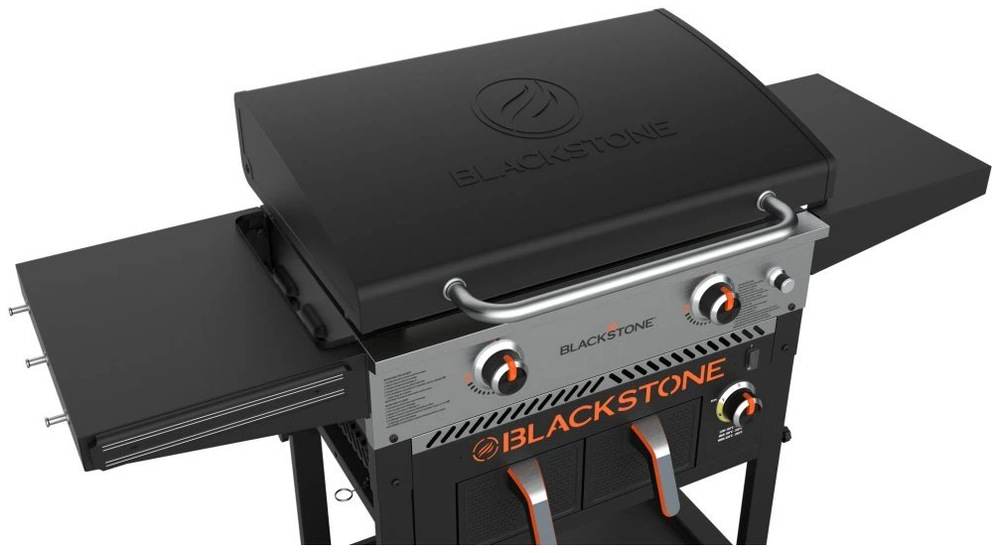Detail uzavřené pokličky Blackstone 28" s logem a chromovanou rukojetí, pohled shora.