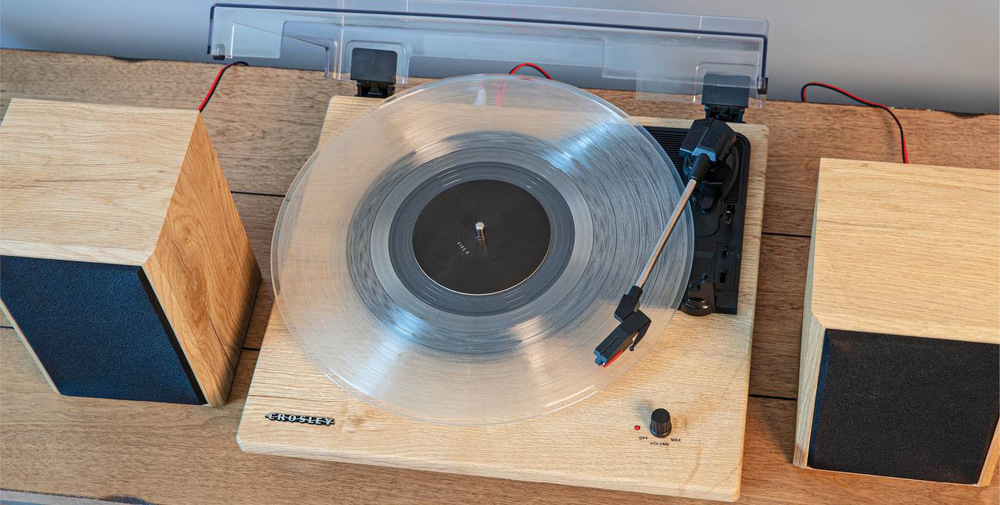 Klasický vinyl v moderním provedení s třírychlostním gramofonem a ochranou proti prachu pro delší životnost.