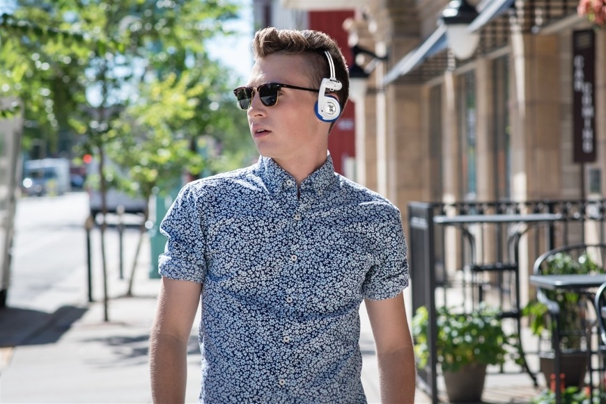Muž jdoucí po ulici s nasazenými bezdrátovými sluchátky Koss Porta Pro Wireless 2.0