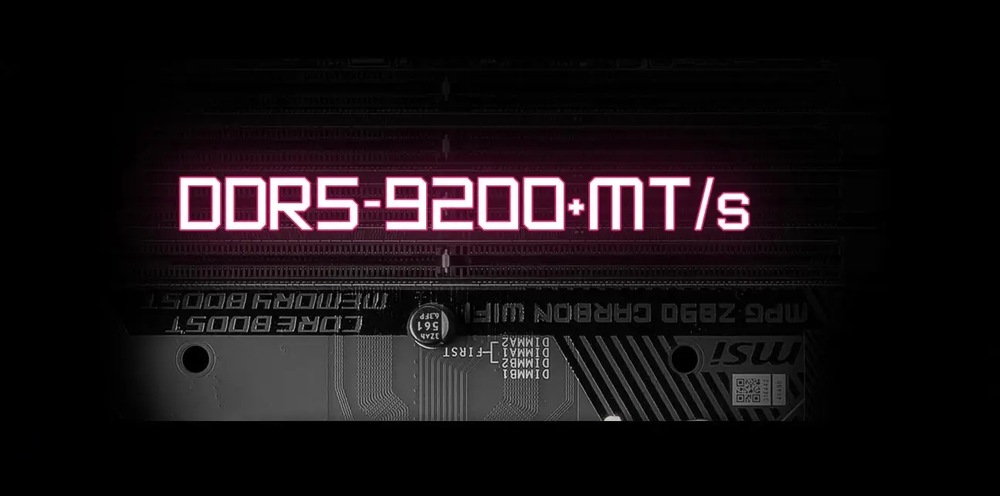Základní deska MSI MPG Z890 CARBON WIFI Obrázek ukazuje základní desku počítače s růžově osvětleným štítkem DDR5-9200+ MT/s na slotu RAM, který označuje vysokorychlostní paměťovou kapacitu.